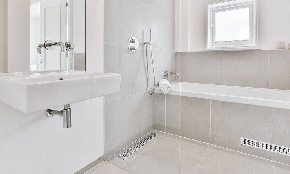 Banyo, mutfak ve endüstriyel alanlarda hijyen ve su tahliyesi açısından yer süzgeçleri kritik bir rol oynar. Doğru yer süzgeci seçimi, suyun etkin şekilde drenajını sağlarken kötü kokuları önler ve uzun ömürlü bir kullanım sunar. Peki, yer süzgeci seçerken hangi kriterlere dikkat edilmelidir? Bu rehberde, Enki Metal'in EnkiSquare serisini örnek alarak ideal yer süzgeci seçiminde dikkat edilmesi gereken önemli noktaları ele alıyoruz.